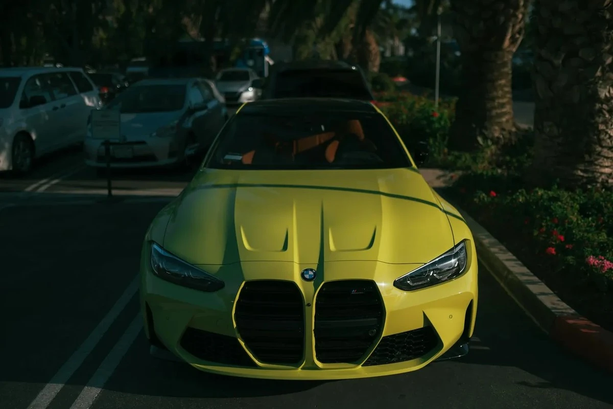 BMW M4 GT3: ¡Sorpresa Amarilla! Lo que Revela el Nuevo Teaser y Qué Esperar en 2026