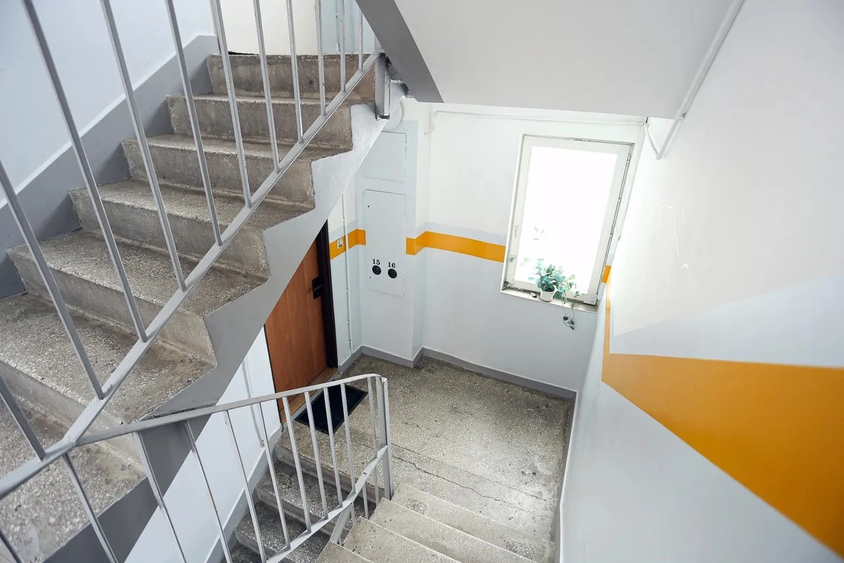 El 'error' de tu vecino en el portal podría costarte 1187€: protege tu hogar de multas inesperadas