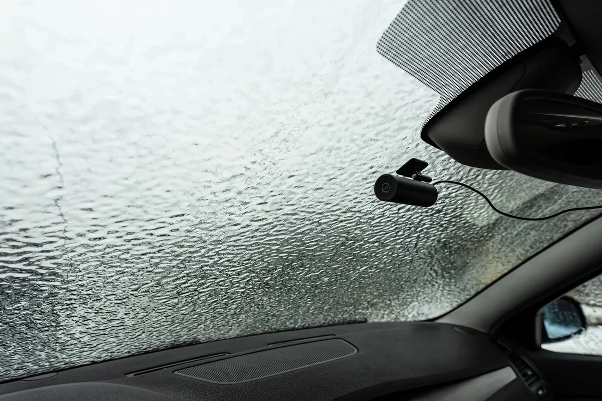 Los trucos más peligrosos para quitar el hielo del parabrisas y cómo arruinar tu coche