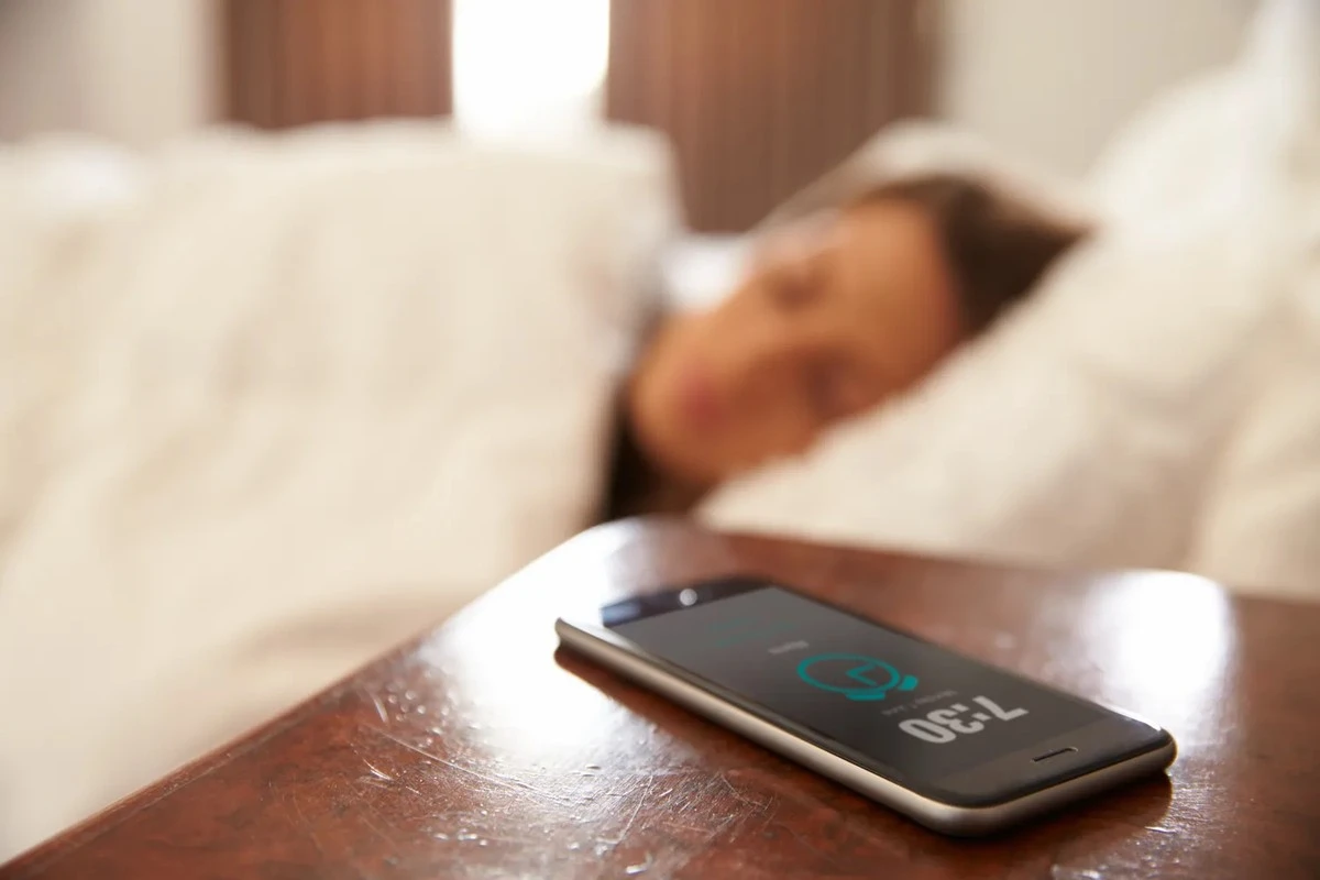 ¿Por qué tu teléfono te roba el sueño? El truco de los expertos para dormir mejor