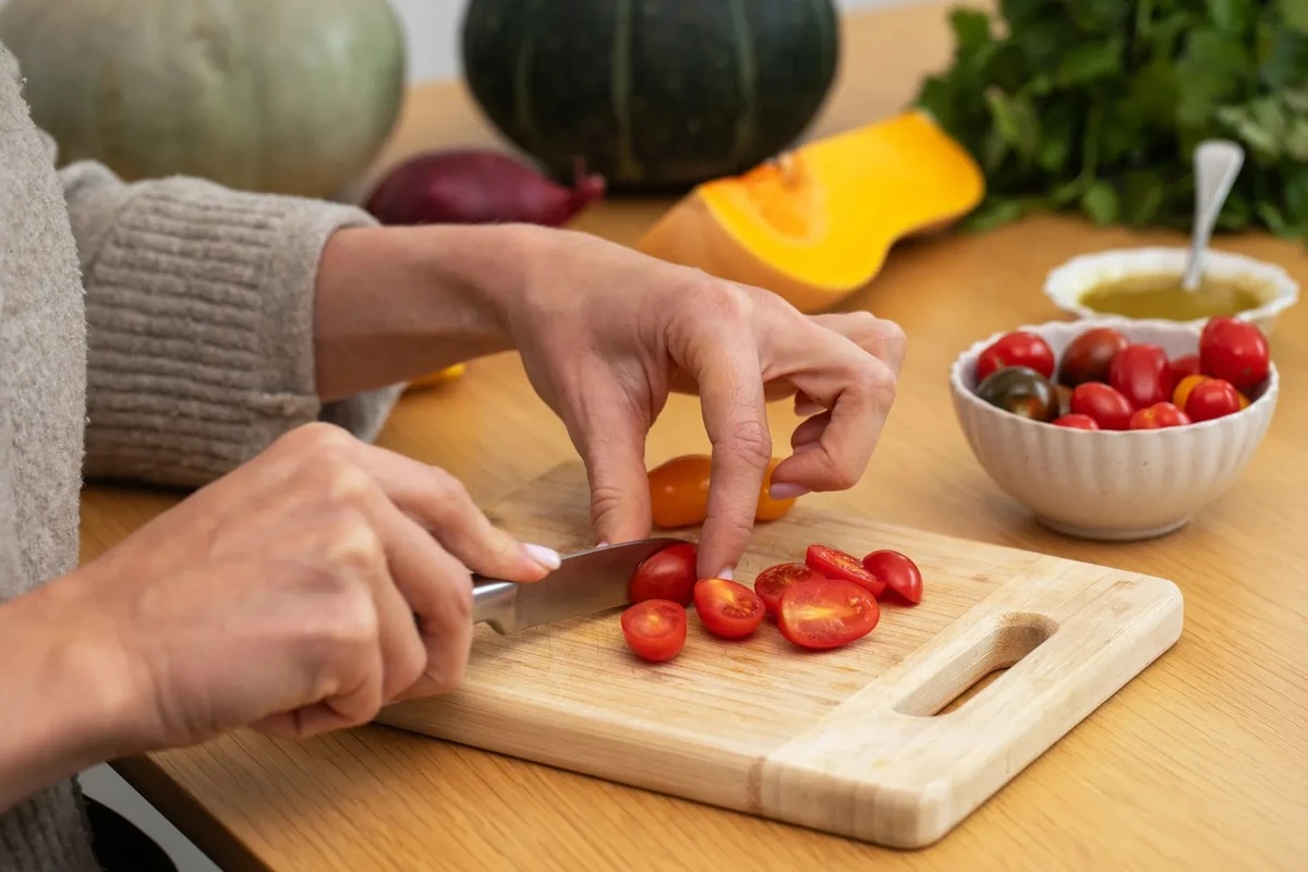 Tres razones por las que tu tabla de cortar es más peligrosa que crees (y no, no es solo por las bacterias)