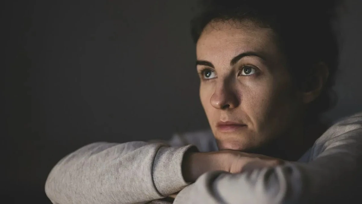 Por qué tu cerebro "se apaga" sin dormir: el secreto detrás de la niebla mental después de una noche en vela