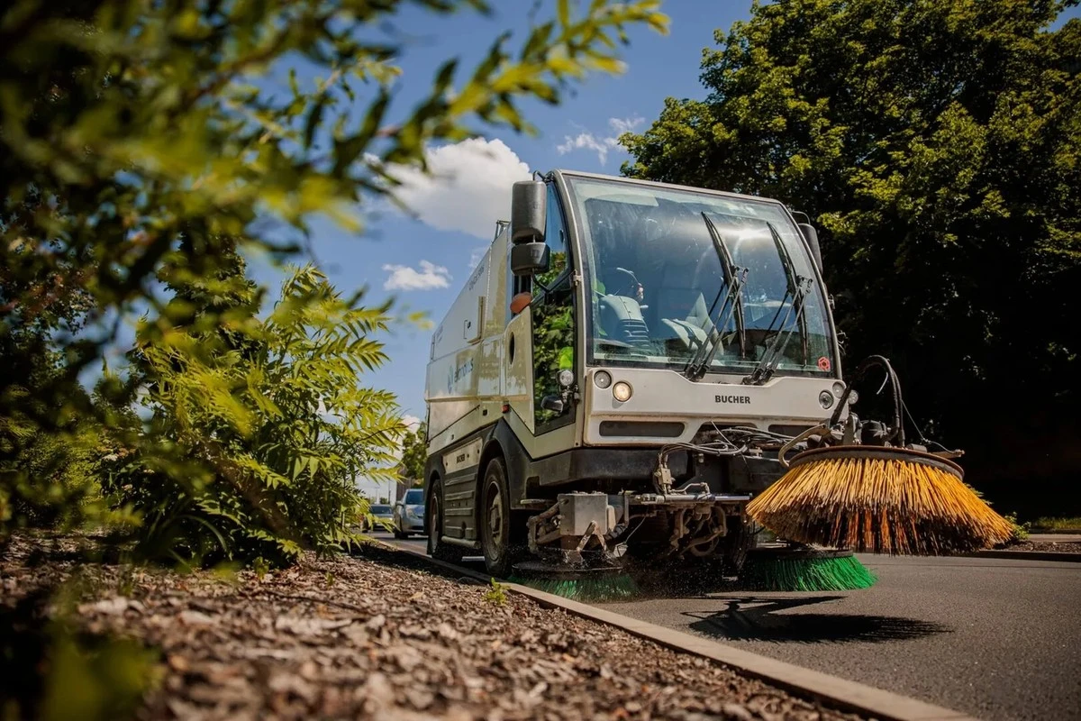 La temporada de polvo en España: ciudades en plena limpieza intensiva de calles y patios