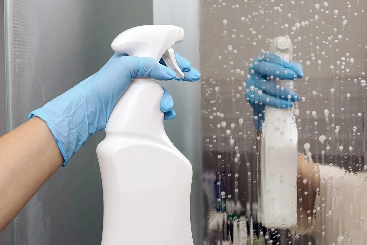 El limpiador de cristales que no limpia, sino que daña lentamente tu espejo