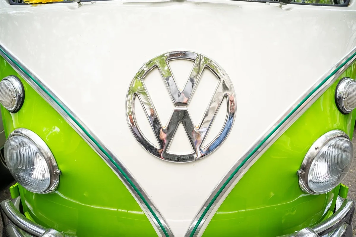 El "e-Bulli" resucita: el clásico VW renace eléctrico, pero con un giro que divide a los puristas