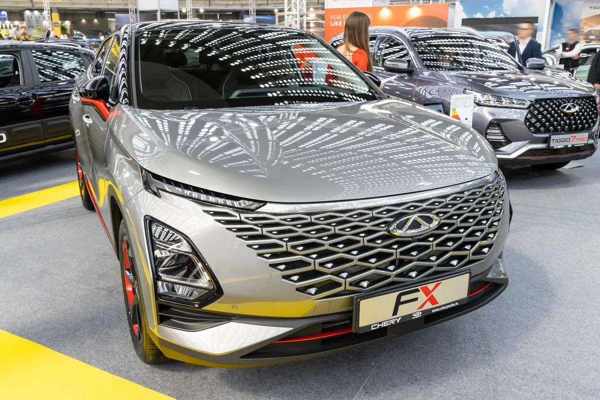 kienski automobiliai artėja prie Europos vairo: lenkai įžvelgia vieną rimtą grėsmę, kuri gali viską pakeisti