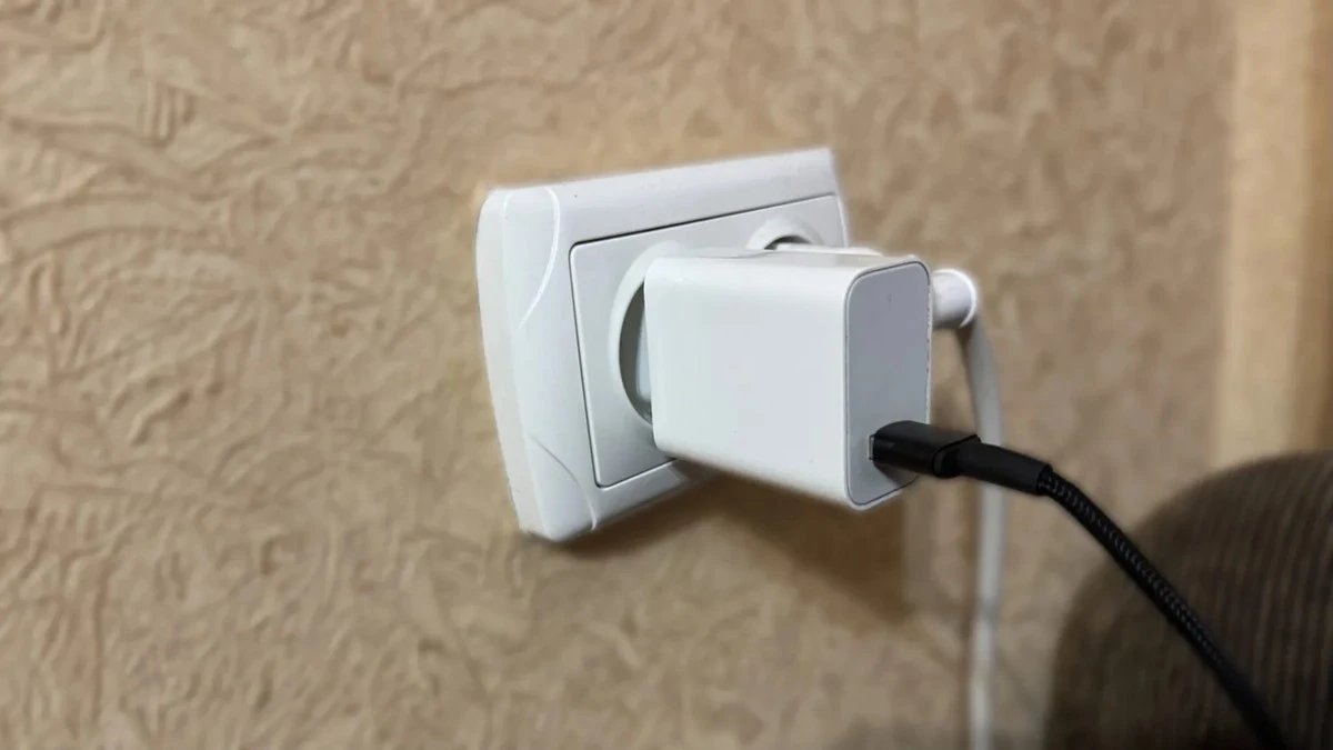 El secreto de tus enchufes: estos "detalles" de metal son tu salvavidas