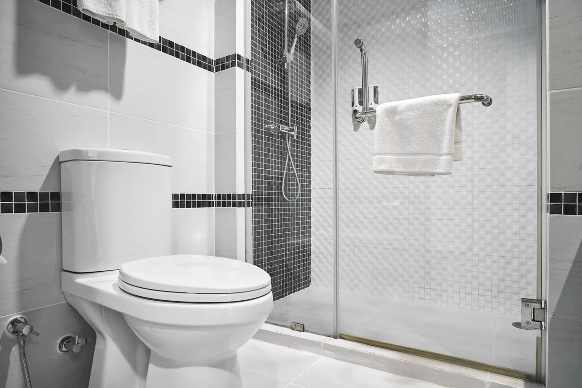 La nueva “moda” hotelera que enfurece a los viajeros: baño sí, pero ¿sin puertas?